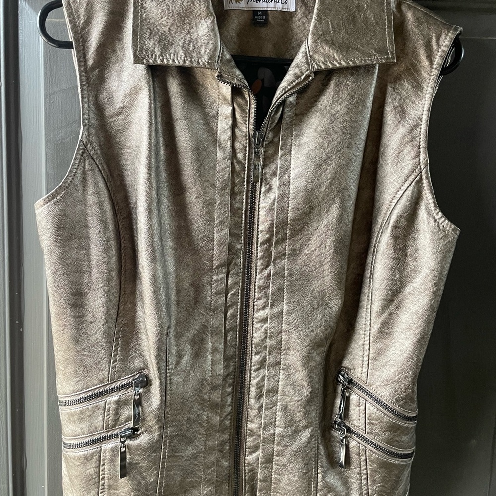 Chic Beige Sleeveless Vest with Zipper Accents
